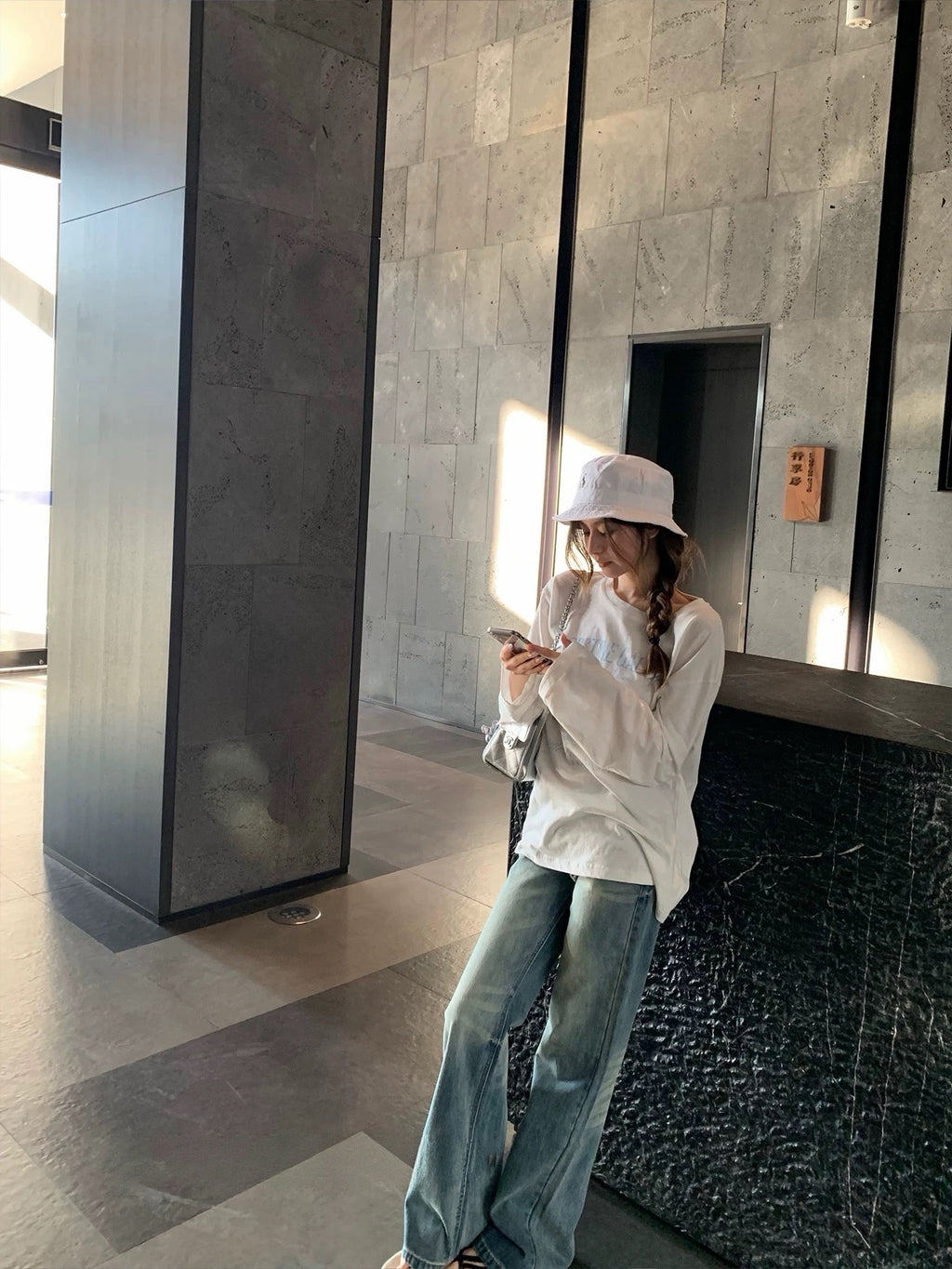 建模级/Low-rise Washed Straight Jeans