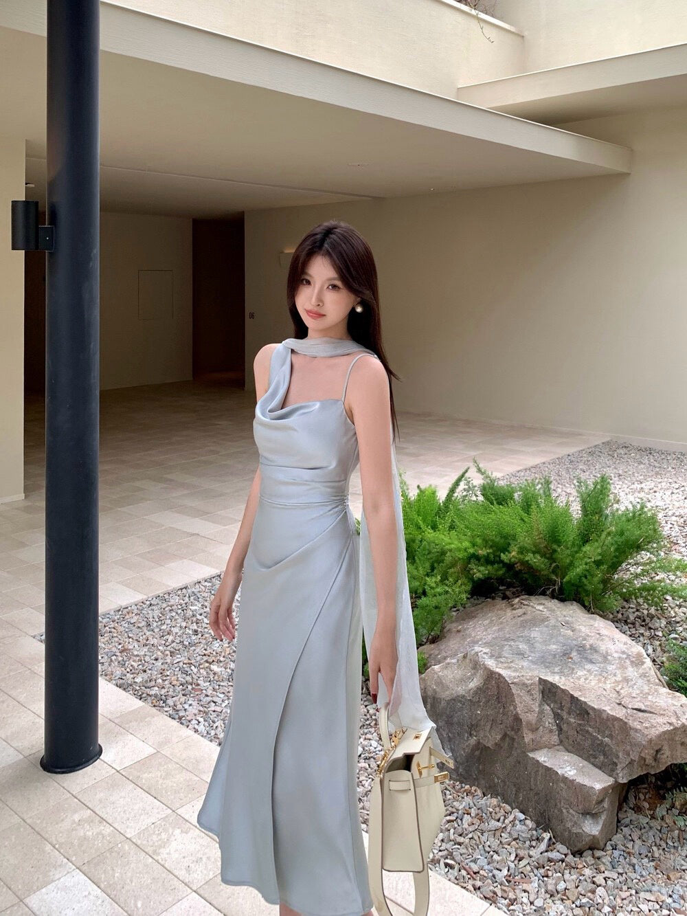 Robe midi à fines bretelles souple avec écharpe transparente