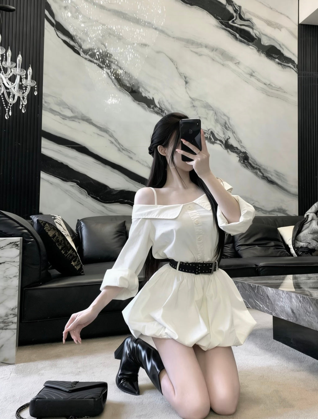 Mini-robe bouffante à épaules dénudées et tissu doux