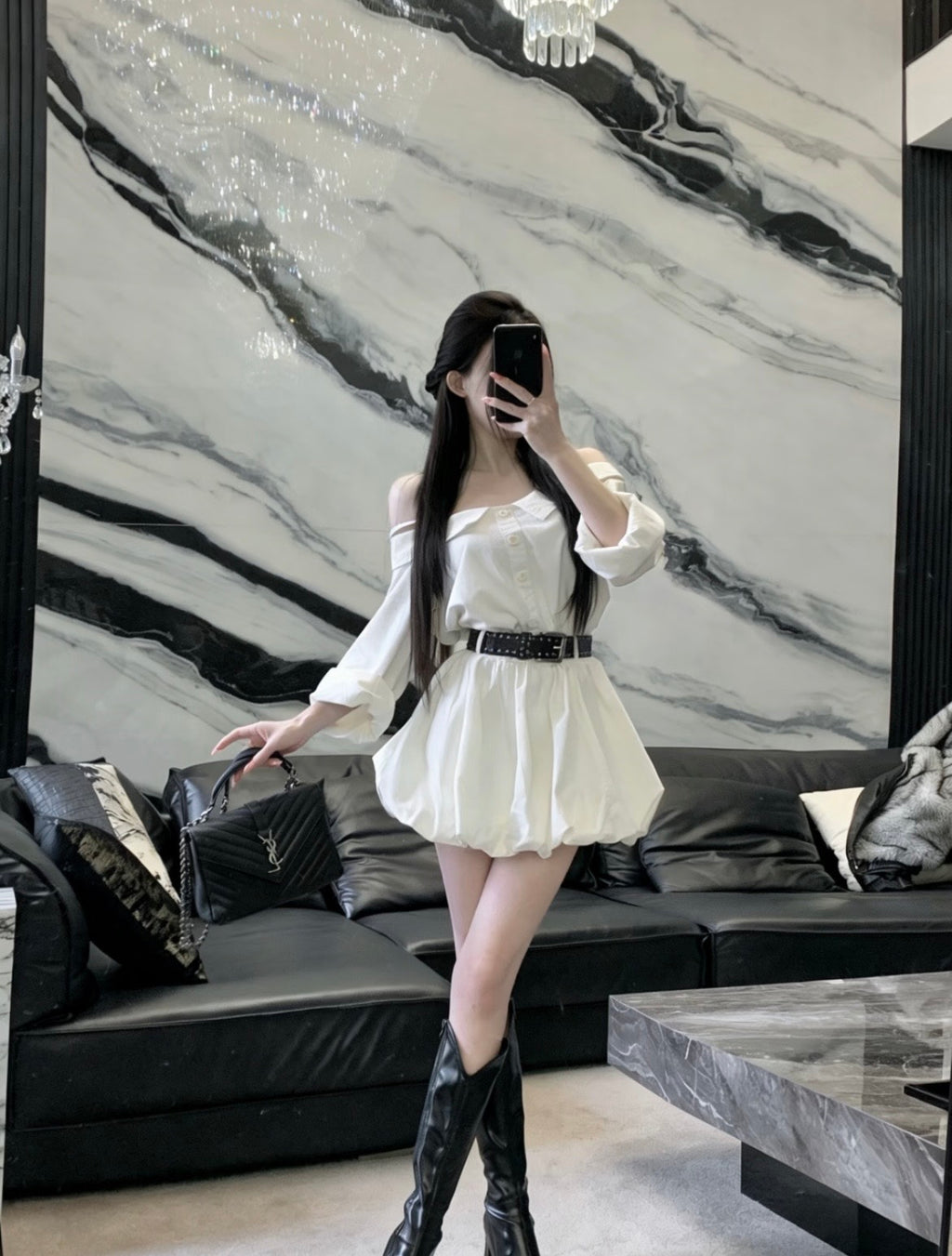 Mini-robe bouffante à épaules dénudées et tissu doux