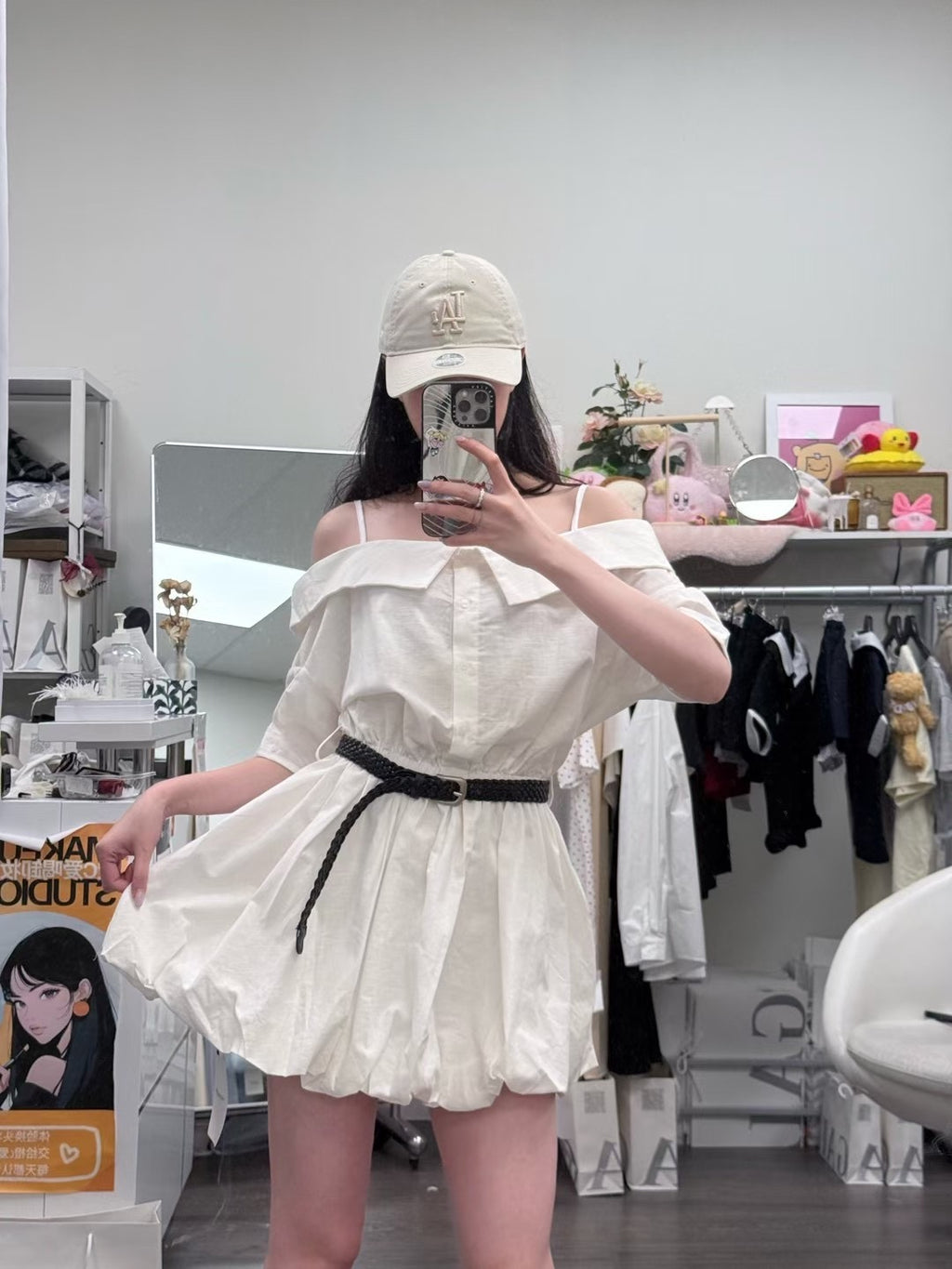 Mini-robe bouffante à épaules dénudées et tissu doux