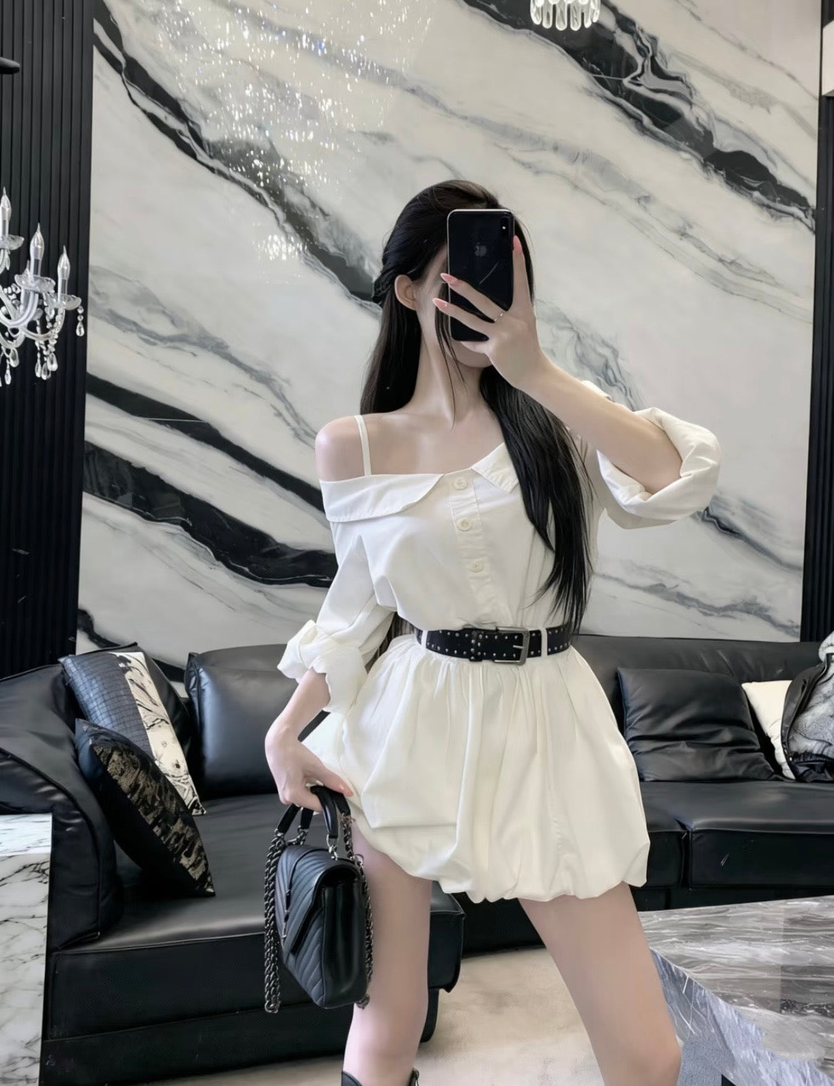 Mini-robe bouffante à épaules dénudées et tissu doux