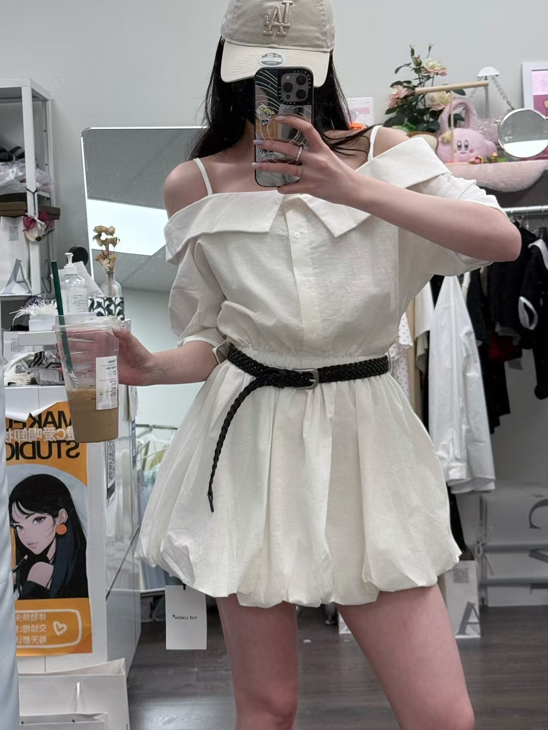 Mini-robe bouffante à épaules dénudées et tissu doux