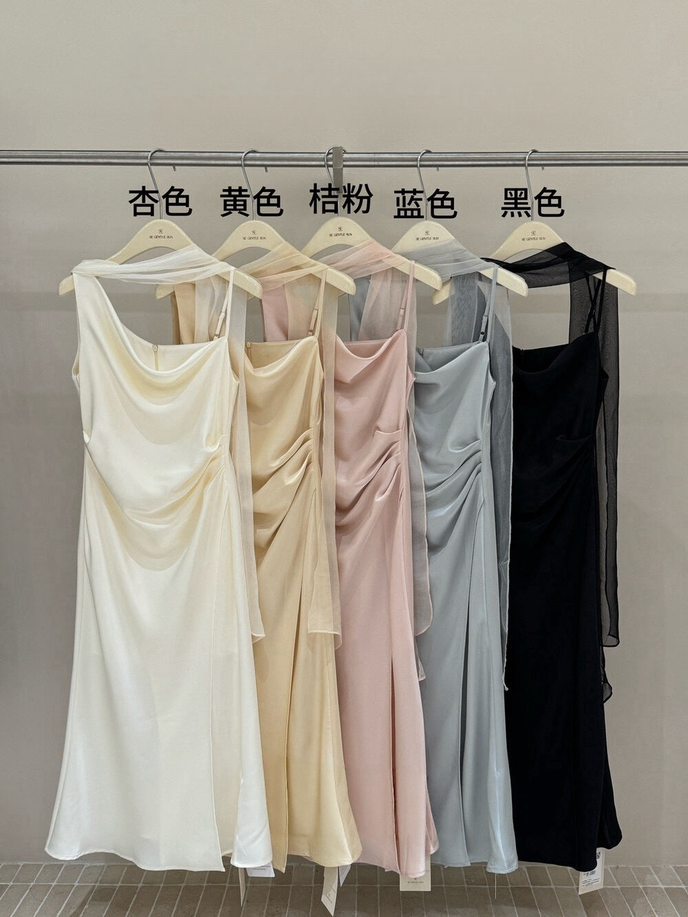 Robe midi à fines bretelles souple avec écharpe transparente